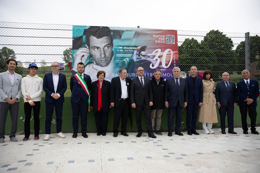 Faixa presta homenagem ao austríaco Roland Ratzenberger