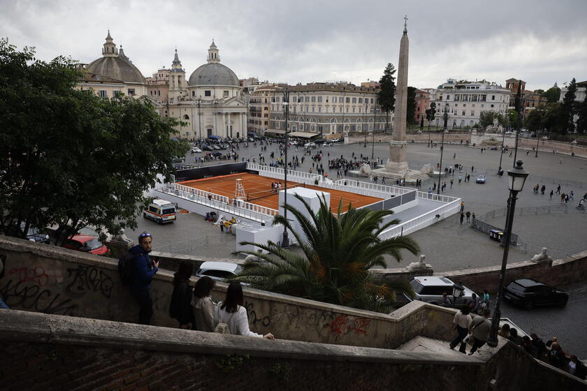 Quadra de saibro foi montada na Piazza del Popolo