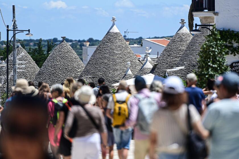 Icônicas casas brancas têm telhados em forma de cone