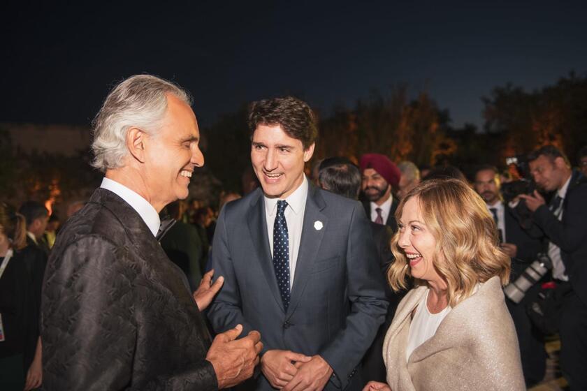 El cantante Andrea Bocelli cantó en el G7