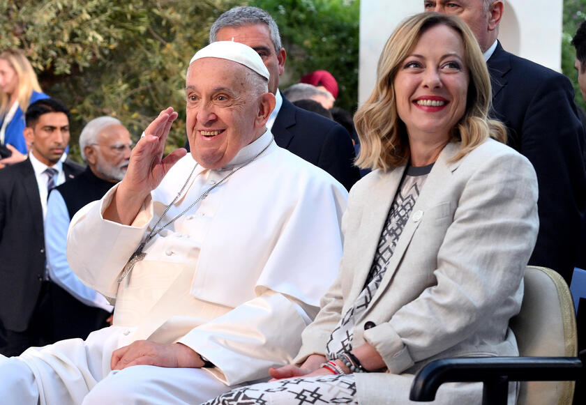 La premier italiana junto al Papa Francisco en la cumbre del G7