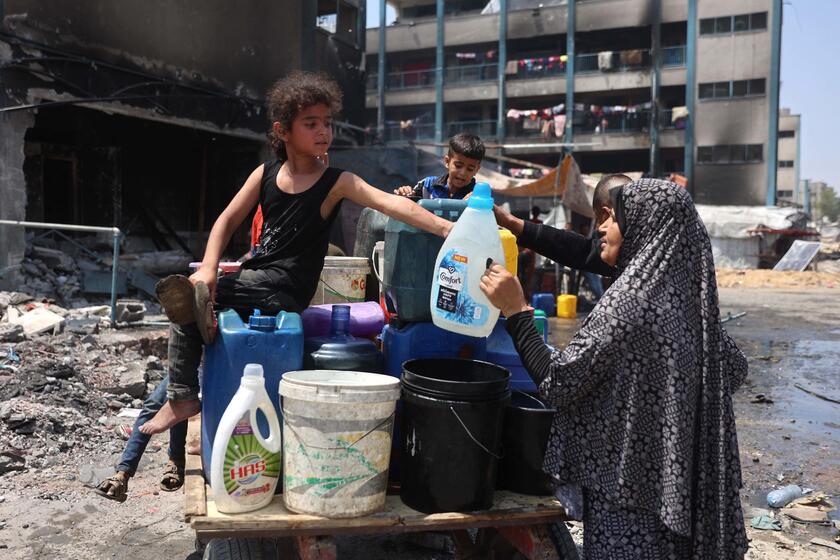La lucha de los niños por conseguir agua en Gaza