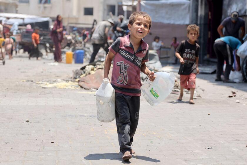 La lucha de los niños por conseguir agua en Gaza