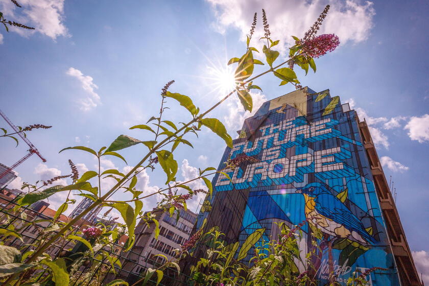 Otra vista del mural en Lawstreet, cerca del edificio de la Comisión Europea