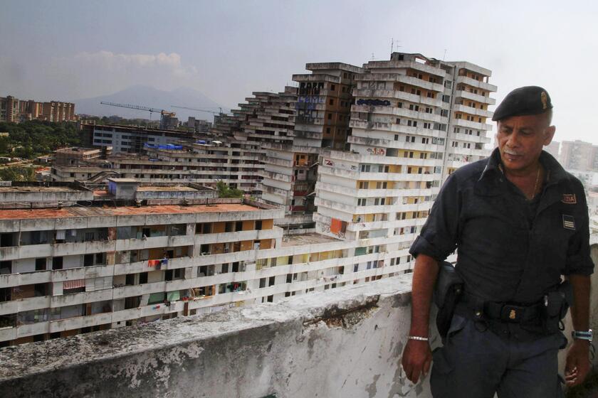 Agenti di Polizia durante una perquisizione alle 'vele' di Scampia a Napoli