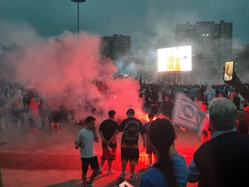 Davanti alle Vele, si sono riuniti in migliaia per festeggiare il terzo scudetto del Napoli