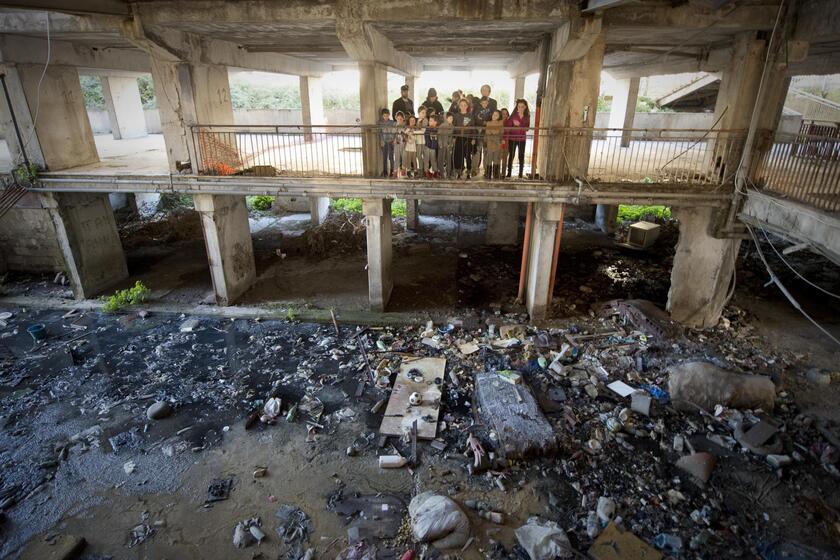 Il doposcuola allestito in una delle Vele di Scampia assediato da una discarica, nel 2014