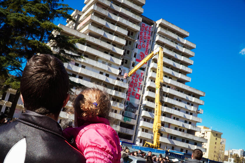 Un momento della demolizione della prima delle ultime quattro Vele di Scampia