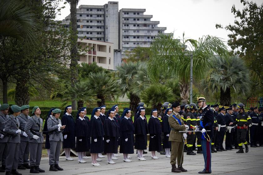 Celebrazione nella villa comunale di Scampia a Napoli, all'ombra delle cosiddette 'Vele', nel 2012