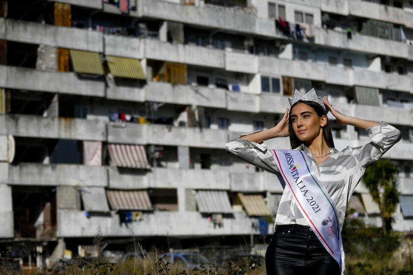 Zeudi Di Palma con la fascia di Miss Italia posa per l'ANSA davanti alle vele di Scampia