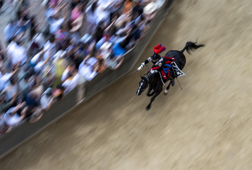 Competidores disputam Palio de Siena na Piazza del Campo