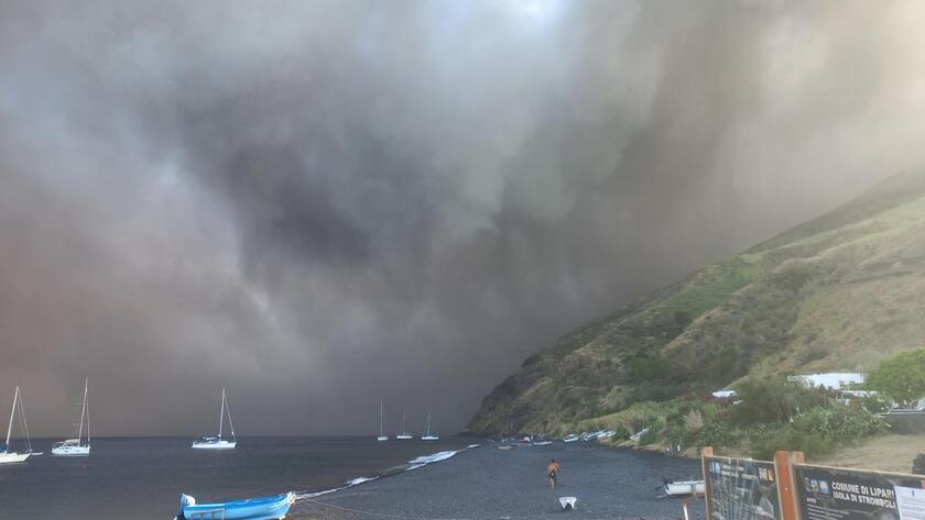 Nube de ceniza por volcán Stromboli