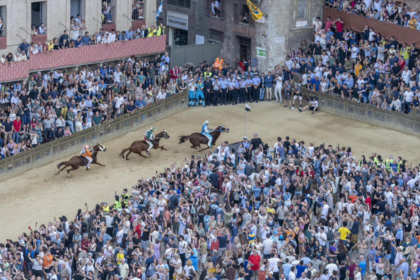 Competidores disputam Palio de Siena na Piazza del Campo