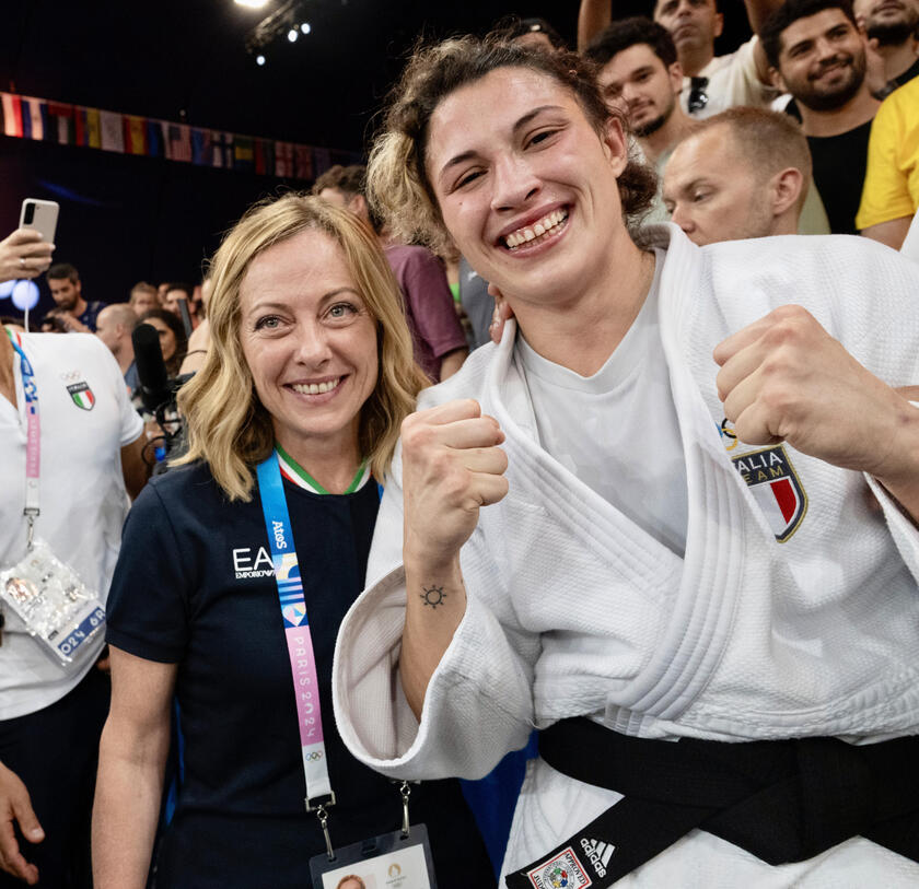 Giorgia Meloni junto a Alice Bellandi, campeona olímpica de judo