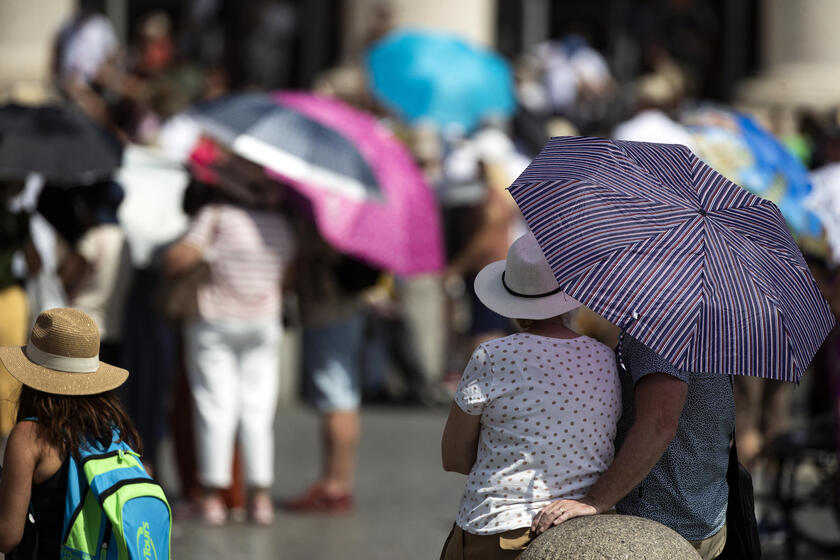 A pesar del calor, los turistas pasean en Roma