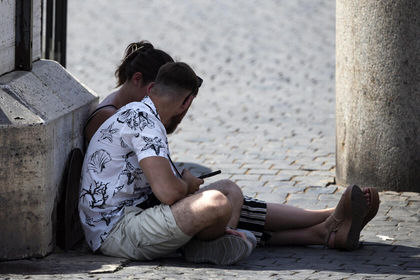 A pesar del calor, los turistas pasean en Roma