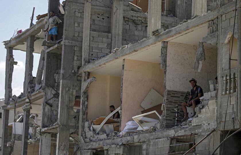 Residents return to destroyed homes in Gaza