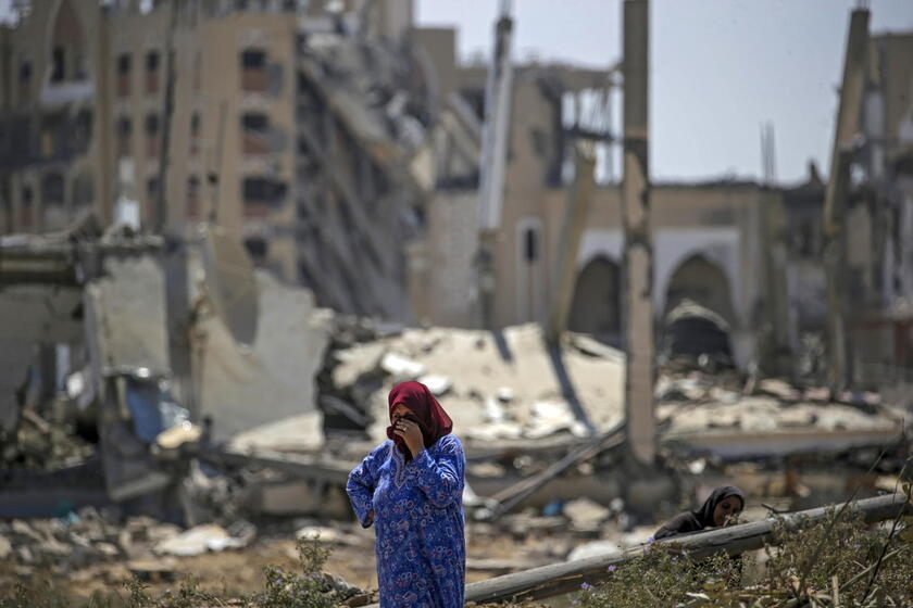 Residents return to destroyed homes in Gaza