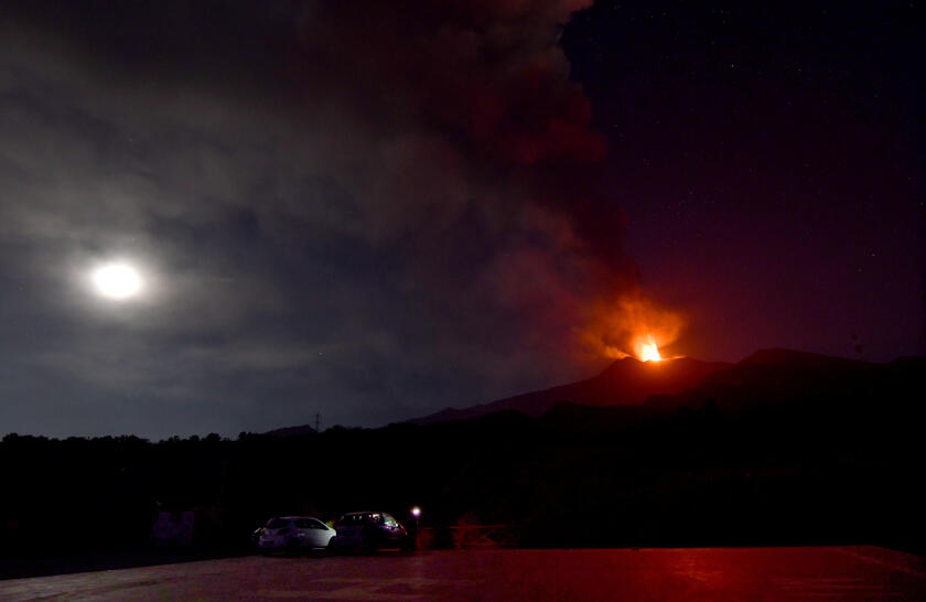 El volcán Etna continúa con su feroz actividad