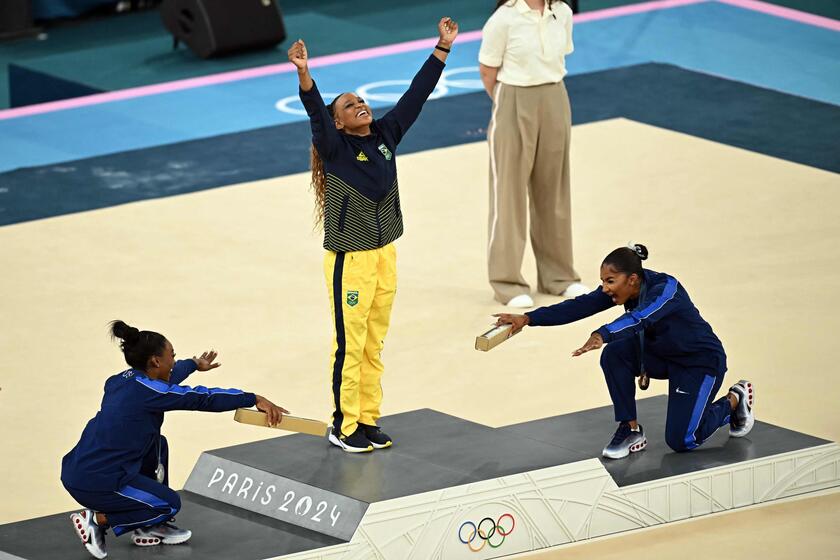 Rebeca Andrade (ouro), Simone Biles (prata) e Jordan Chiles (bronze) formaram o pódio no solo