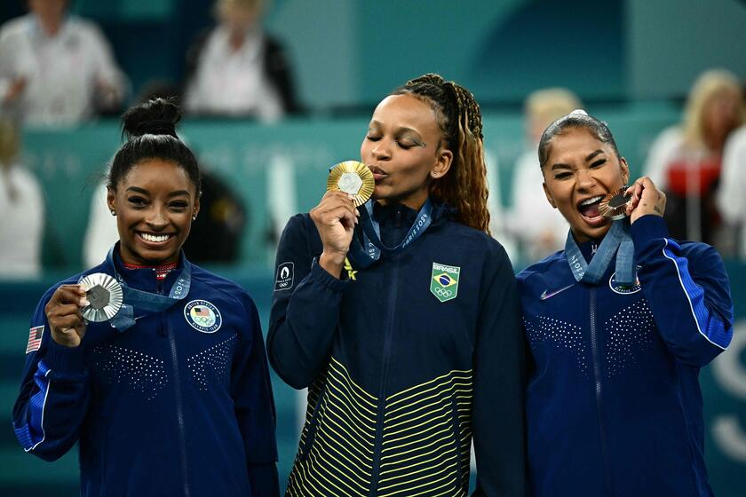 Rebeca Andrade (ouro), Simone Biles (prata) e Jordan Chiles (bronze) formaram o pódio no solo