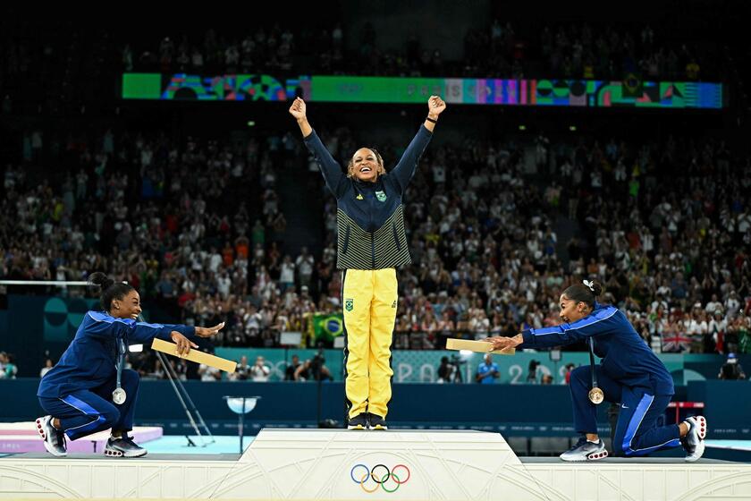 Simone Biles e Jordan Chiles reverenciam Rebeca Andrade após ouro no solo