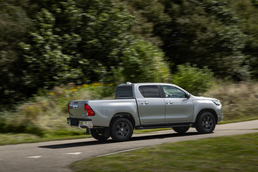 Toyota Hilux Double Cab 2.8 D Hybrid 48V