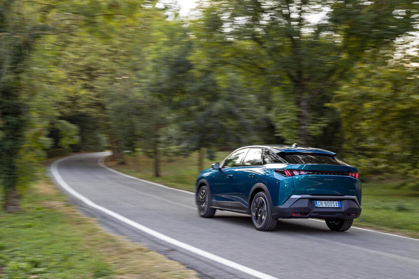 Nuovo Peugeot 3008 punta anche sull'ibrido facile