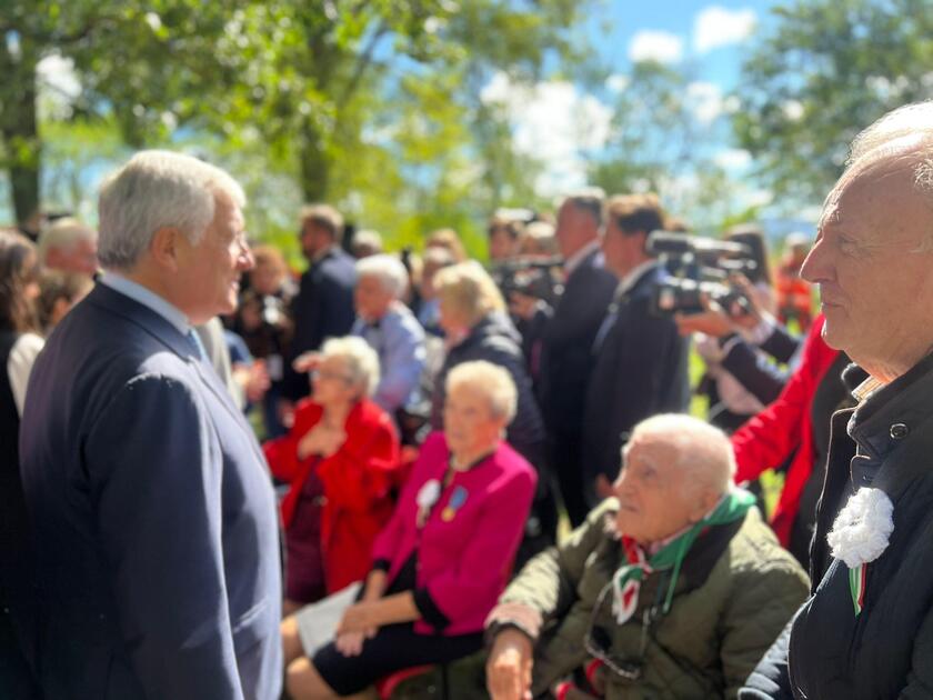 A Monte Sole l'abbraccio tra i presidenti e i sopravvissuti