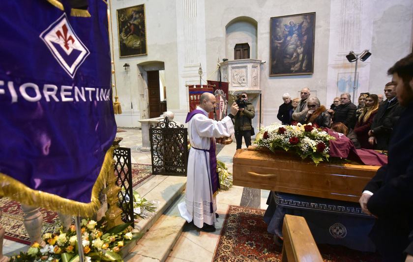 Agroppi: funerale ricorda le sue passioni, dal Toro a Elvis