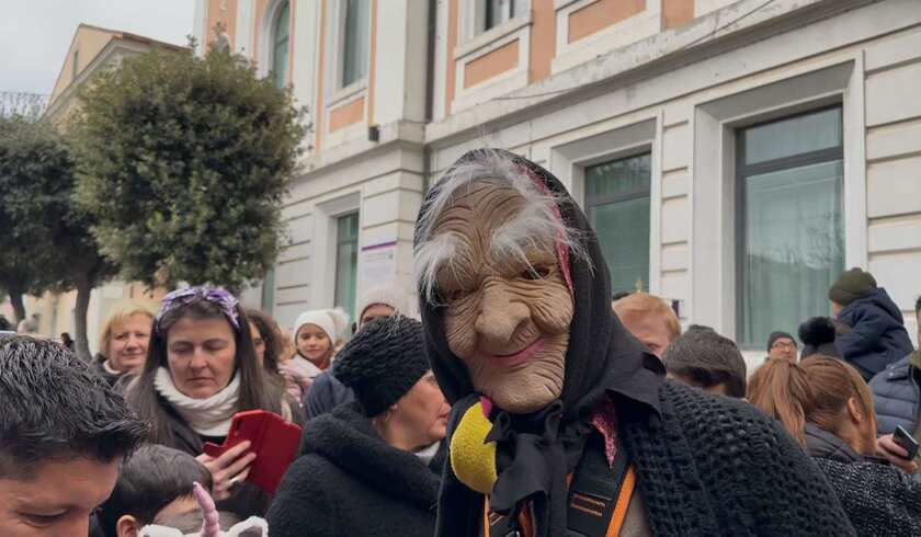 En Termoli, la Befana llega en una Vespa