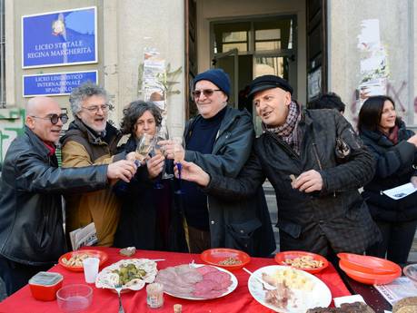 Torino:brindisi contro visita sanitaria obbligatoria ai docenti