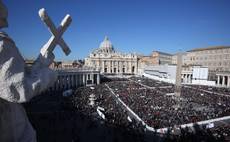 Folla a San Pietro per l'ultimo saluto al Papa