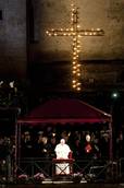 La prima via crucis del papa al Colosseo