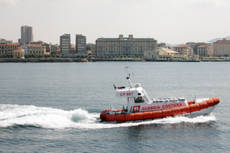Peschereccio naufraga in porto a Livorno