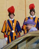 Queen Elizabeth ends meeting with pope, leaves for airport