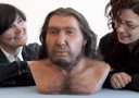 Due donne osservano una ricostruzione di un uomo di Neanderthal esposta al Rheinisches Landesmuseum di Bonn