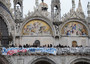 Alcune decine di giovani studenti sulla terrazza sud della Basilica di San Marco il 26 novembre