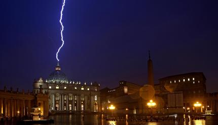 La foto simbolo del fulmine su San Pietro scattata nel giorno dell'annuncio delle dimissioni di Benedetto XVI