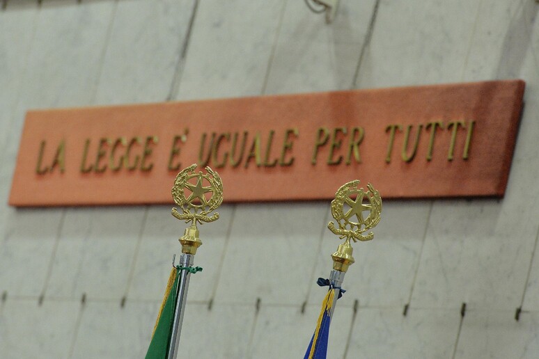 Giustizia aula tribunale la legge ?? uguale per tutti - RIPRODUZIONE RISERVATA