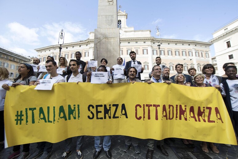 'Italianos sem cidadania ', diz faixa em manifestação por  'jus soli ' em Roma, em foto de arquivo - TODOS OS DIREITOS RESERVADOS