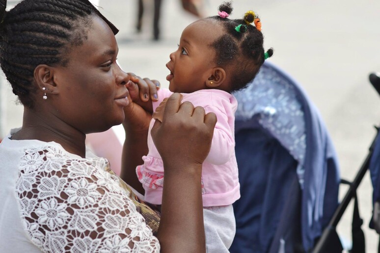 A Napoli e Roma, l 'aiuto di Pianoterra per donne immigrate - RIPRODUZIONE RISERVATA