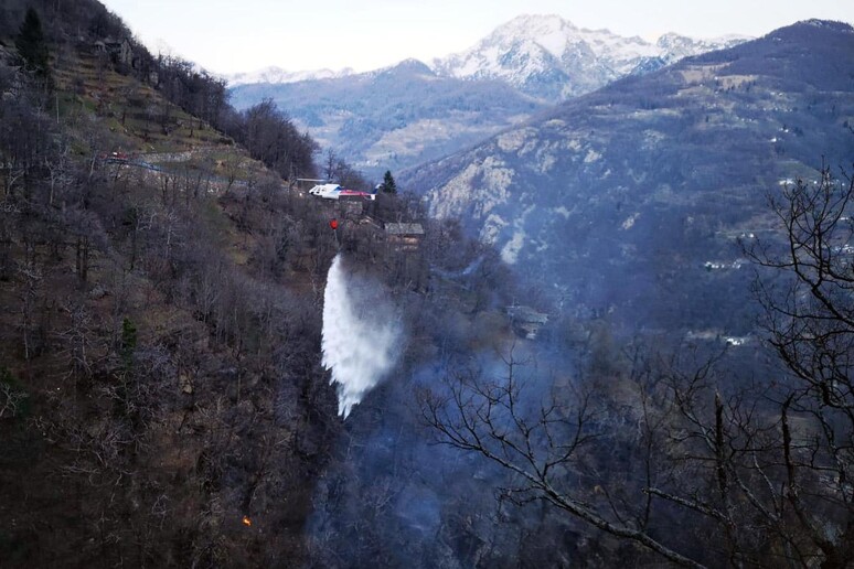 Incendio Lillianes (Aosta) - RIPRODUZIONE RISERVATA