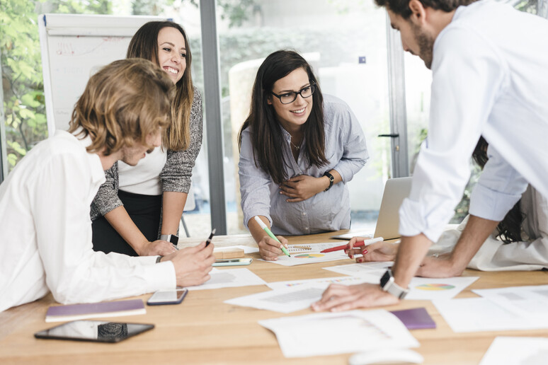 un amichevole team al lavoro . foto iStock. - RIPRODUZIONE RISERVATA