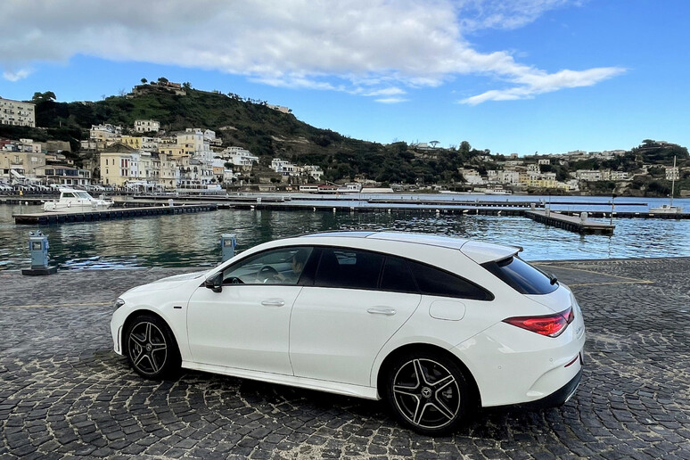 Mercedes CLA 250e Shooting Brake - RIPRODUZIONE RISERVATA