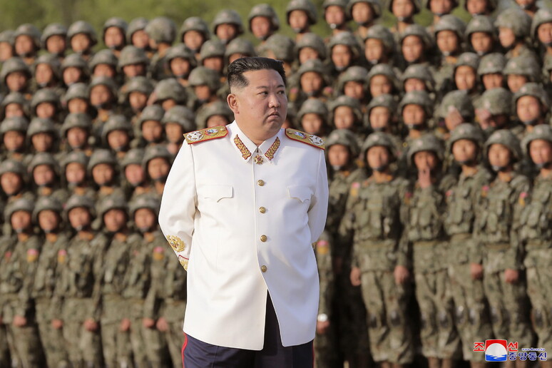 O líder da Coreia do Norte, Kim Jong-un, durante encontro com militares - TODOS OS DIREITOS RESERVADOS