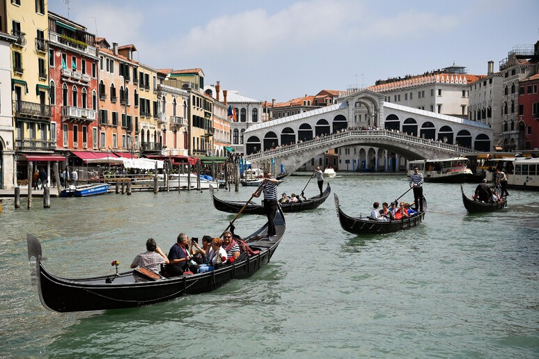 Gôndolas diante da Ponte di Rialto, no centro histórico de Veneza - TODOS OS DIREITOS RESERVADOS