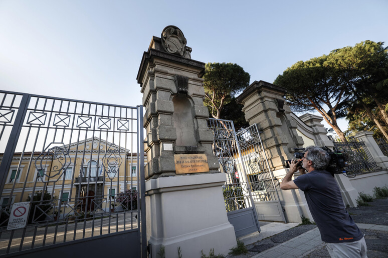 L 'esterno dell 'ospedale Spallanzani di Roma - RIPRODUZIONE RISERVATA