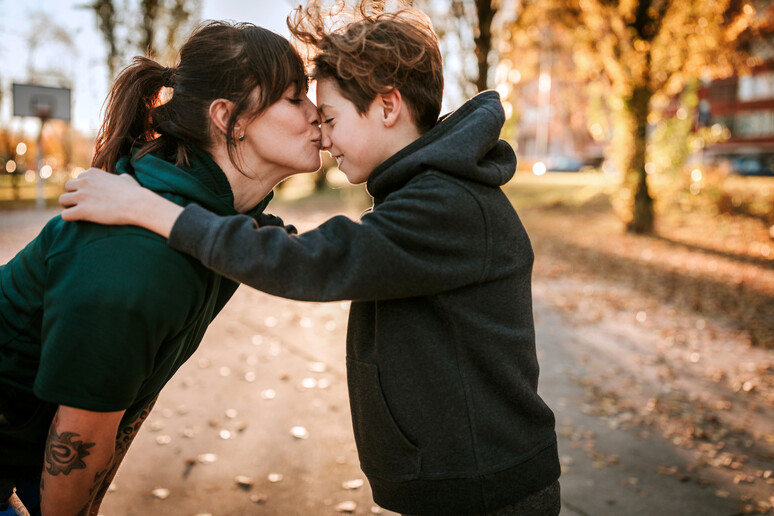 Precious moments between mom and son - RIPRODUZIONE RISERVATA