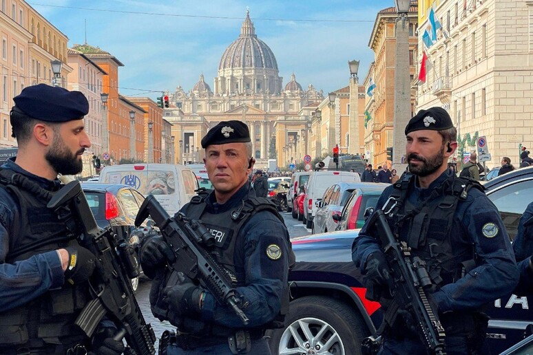 Praça São Pedro blindada pela polícia italiana - TODOS OS DIREITOS RESERVADOS